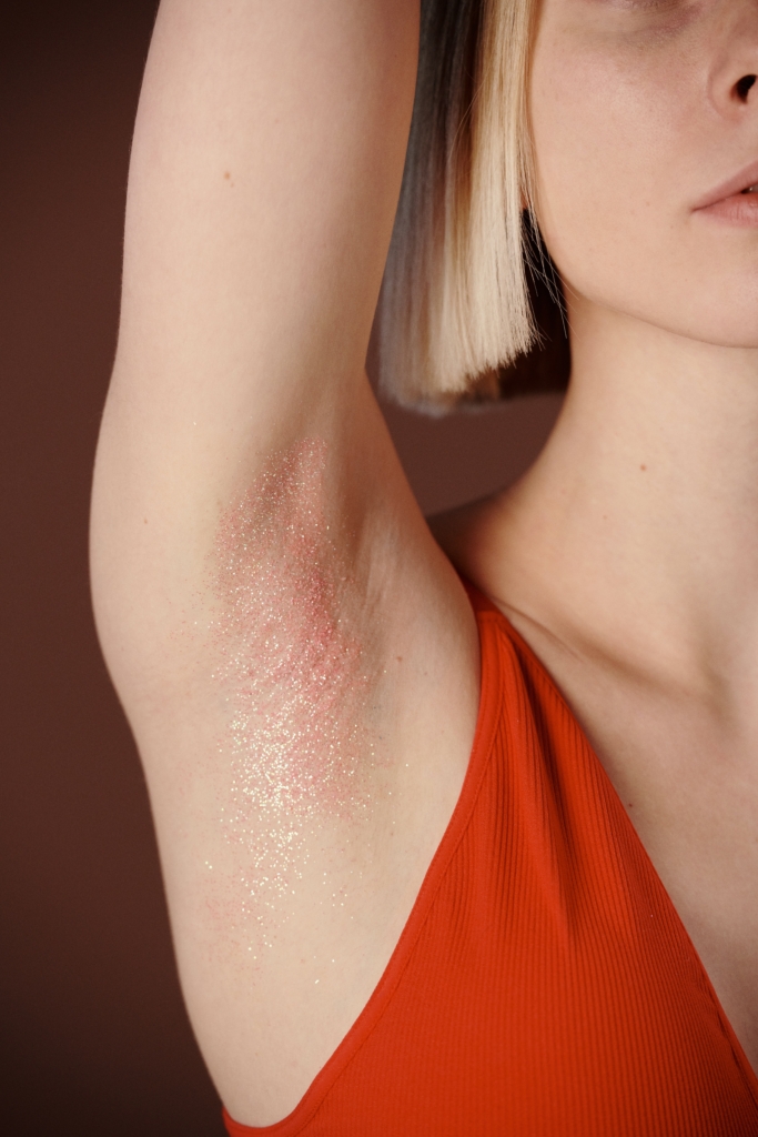 Lighten dark armpits