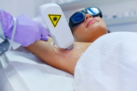 Laser-Haarentfernung in einer Klinik.