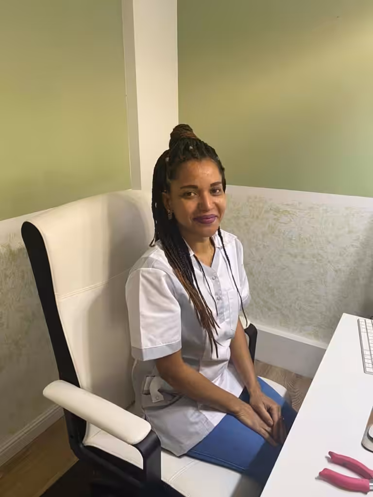 Freundliche Dame am Empfang