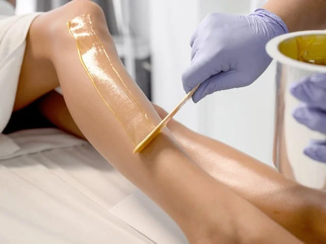 Waxing Berlin - applying wax