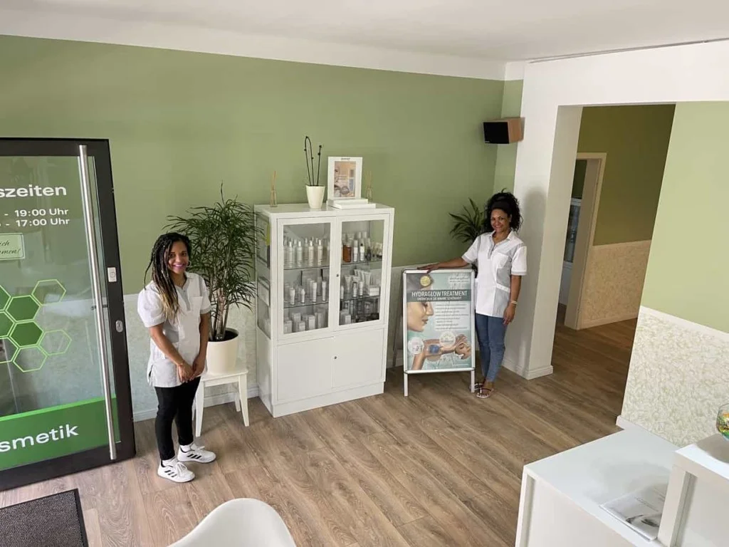 Neia and Lili in the entrance area