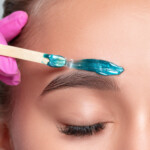 Augenbrauen Waxing: Wachs als präzises DIY-Beauty-Tool