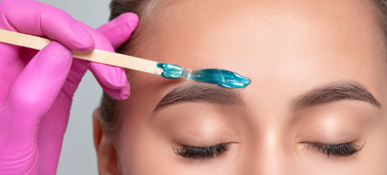 Augenbrauen Waxing: Wachs als präzises DIY-Beauty-Tool
